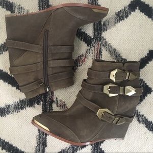 VINCE CAMUTO “Kannon” olive leather wedge booties